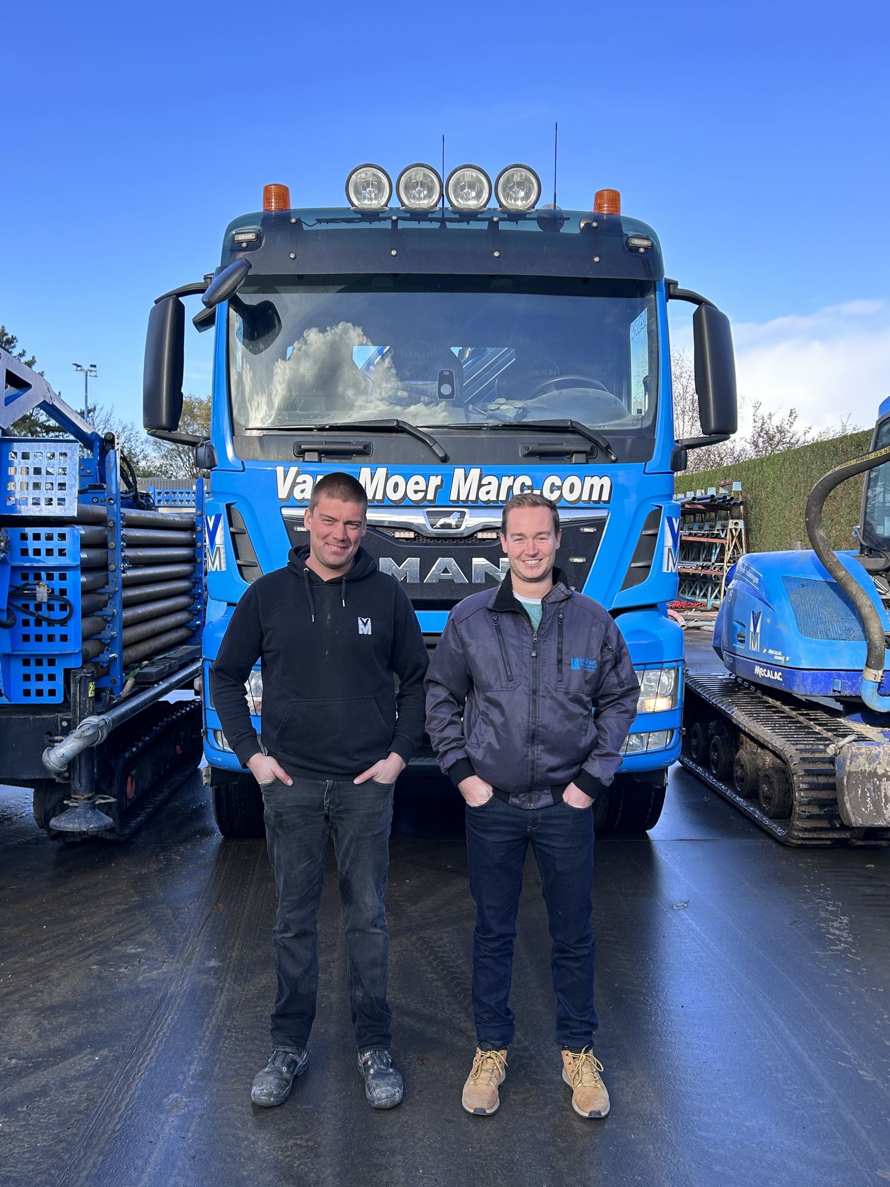 Glen en Laurens voor een vrachtwagen van Van Moer Marc